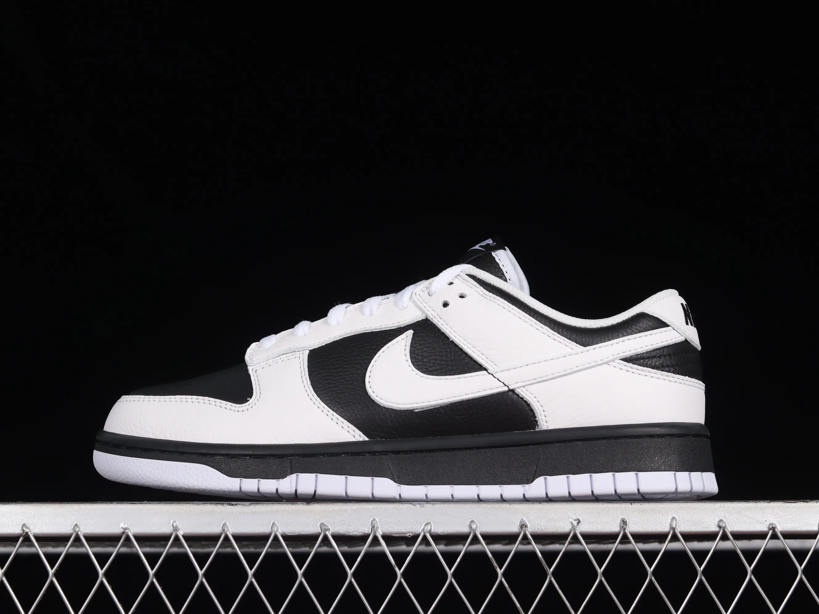 All Categories Nk SB Dunk Series Nk SB Dunk Low Low-top Sneakers C Version Nk Dunk Low "Reverse Panda" White and Black Reverse Panda SB Smashing Backboard Fashion Casual Sneakers FD9064-011